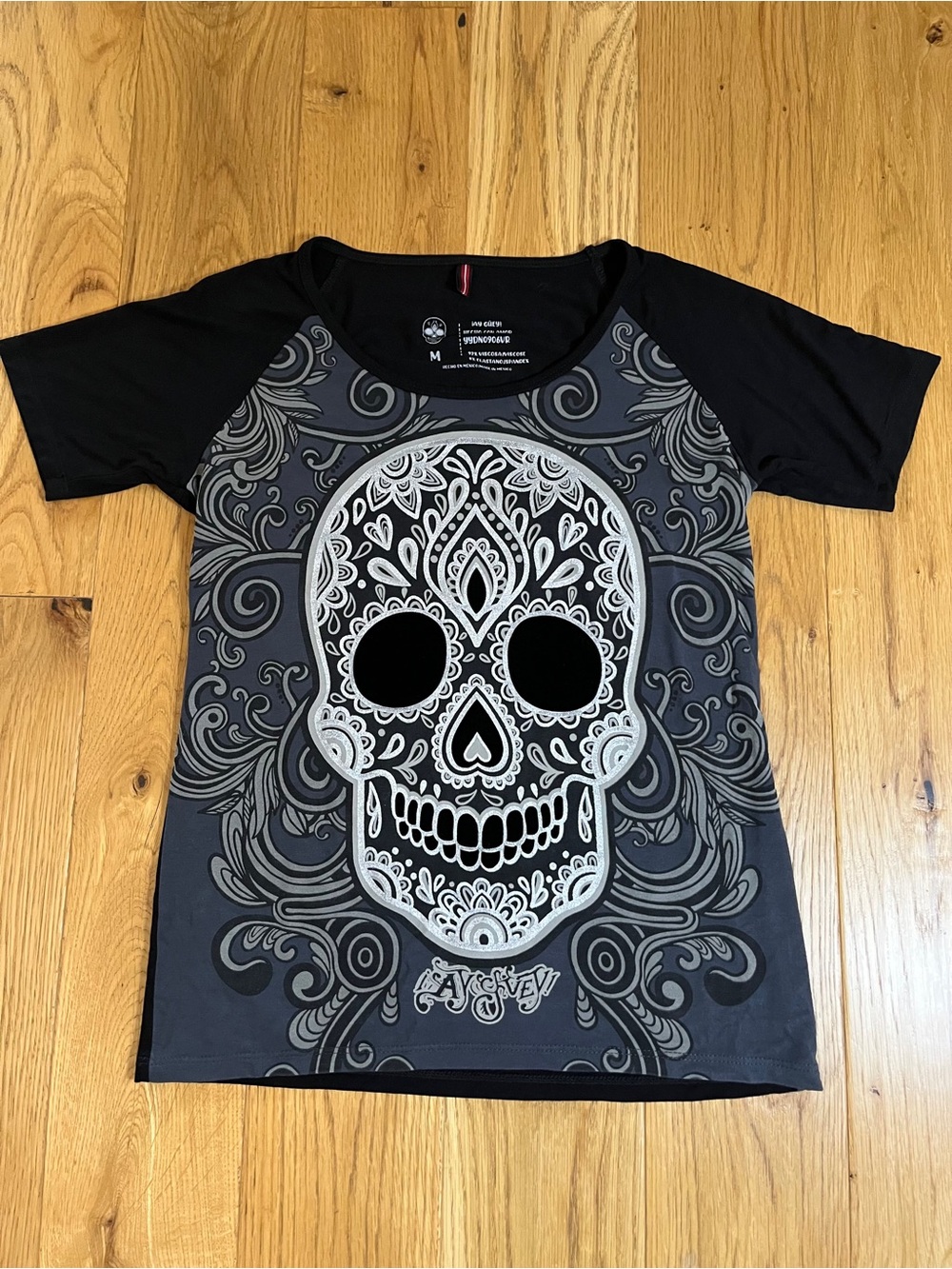 ¡Ay Guey! Women's Skull Design Tee. Size Medium. Black & Grey